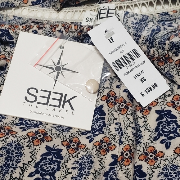 LF Seek the Label NWT Sz XS Floral Halter Romper - Picture 12 of 14